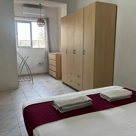 Homestay Sunlit Private - Shared Bathroom