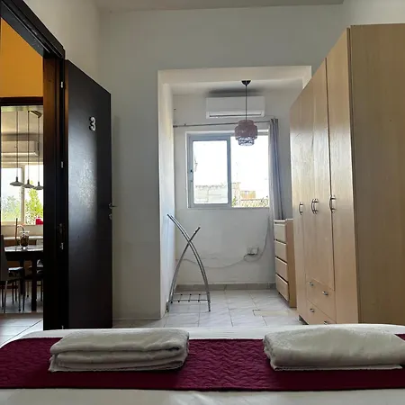 Sunlit Private - Shared Bathroom Homestay