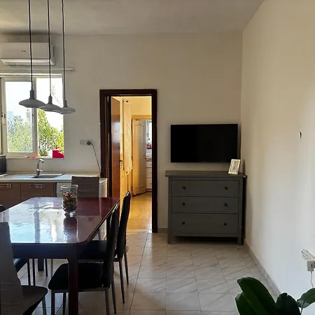 Homestay Sunlit Private - Shared Bathroom *
