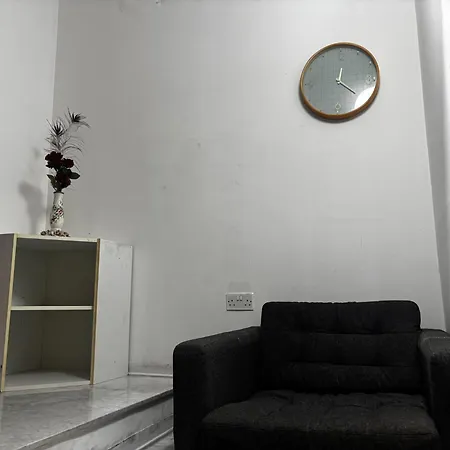 Sunlit Private - Shared Bathroom Homestay *