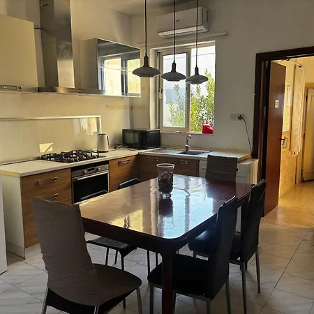 Sunlit Private - Shared Bathroom Homestay *