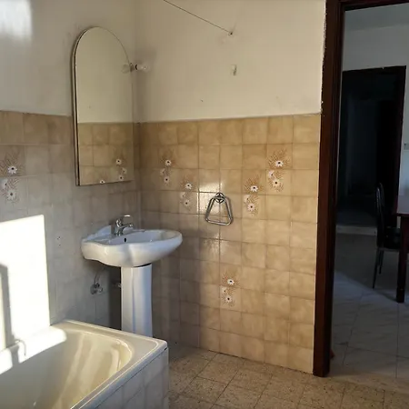 Sunlit Private - Shared Bathroom